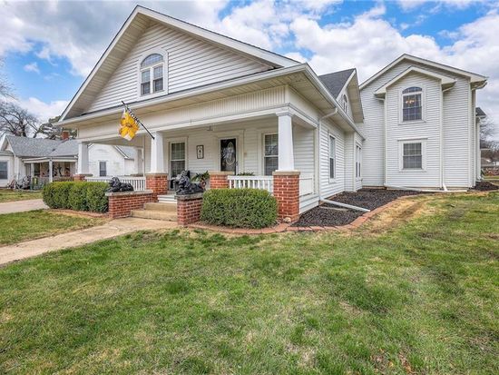 1308 S Broadway St, Oak Grove, MO 64075