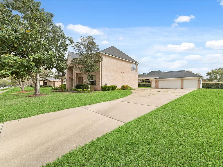 3505 Parkside Dr — Photo 2