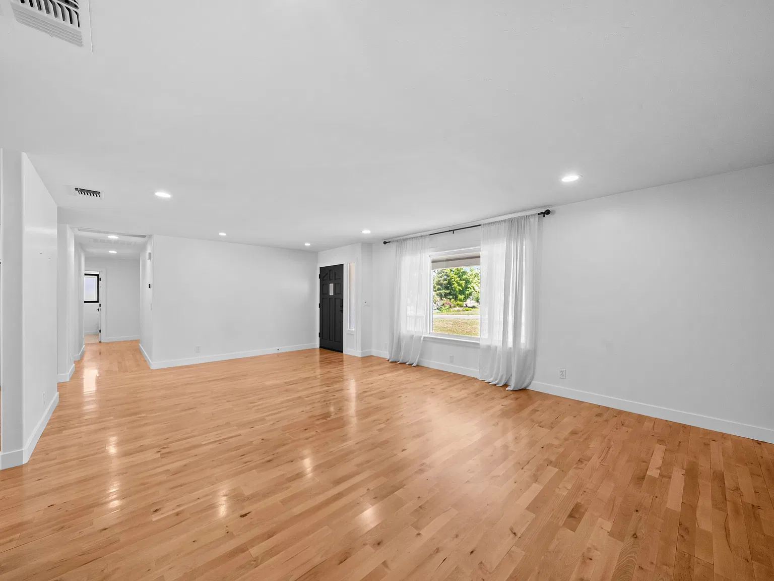 4 bed, 2537 sqft, $4,750 — Photo 3