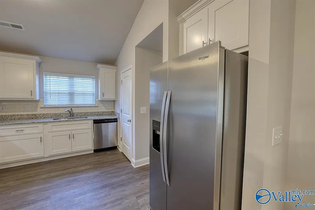 4 bed, 3.0 bath, 2200 sqft, $2,100 — Photo 4