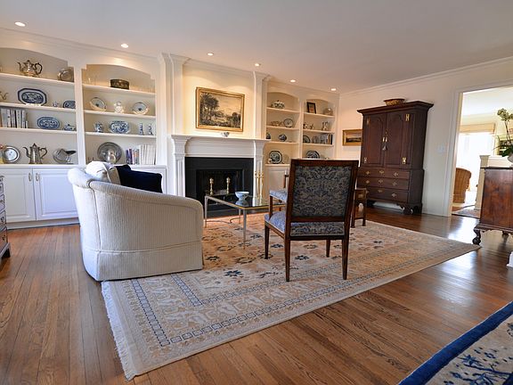 3rd image of 55 Bank St #55