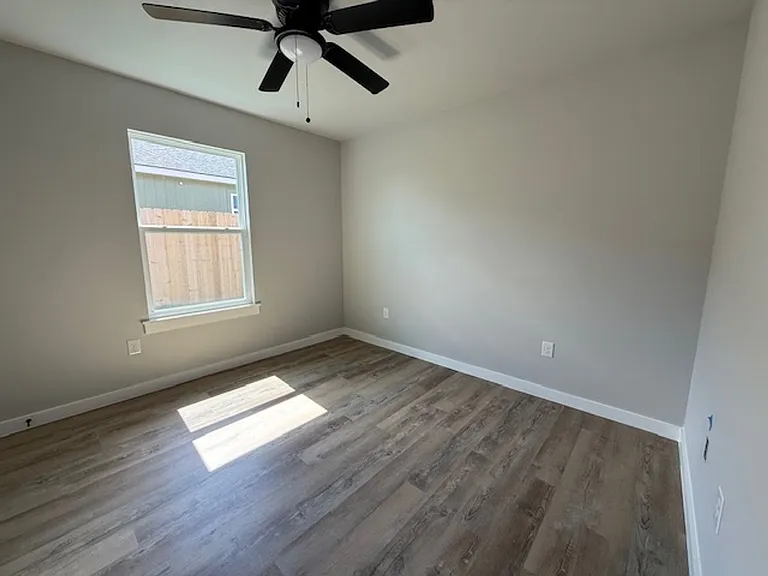 938 Minda St — Photo 13