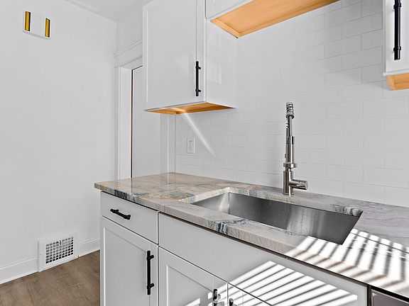 Shaker Cabinets & High-End Quartzite Stone