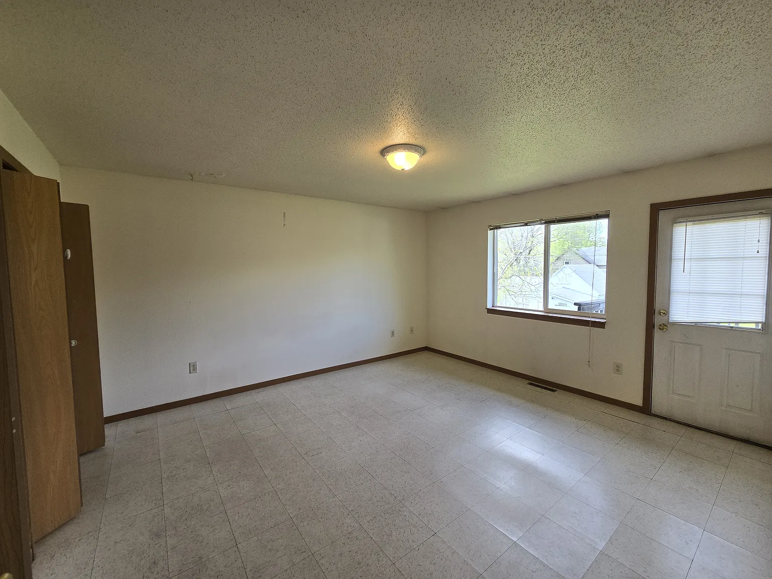 6 bed, 1500 sqft, $1,650 — Photo 4