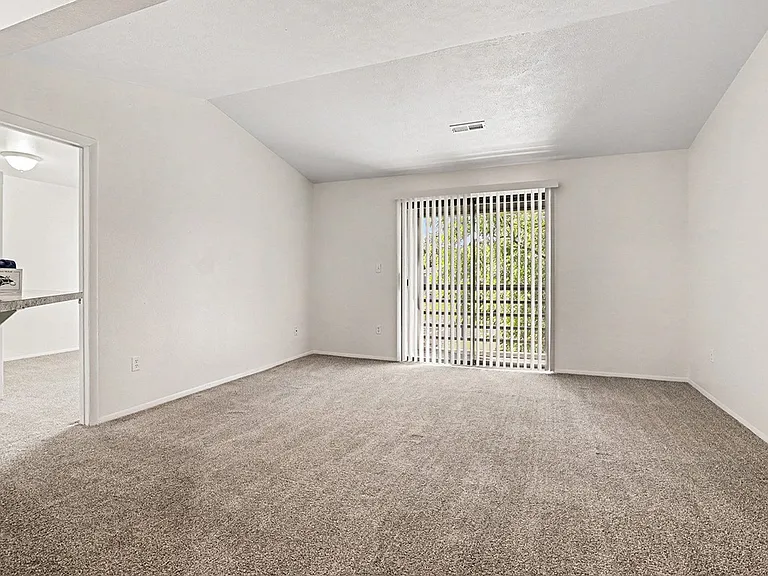 Emerald Park Apartments — Photo 45