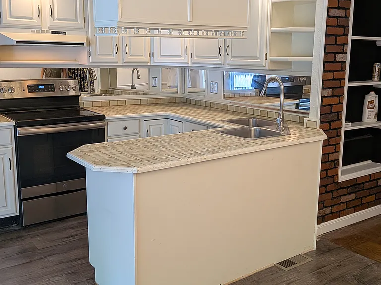 902 Woodlawn Ave — Photo 6