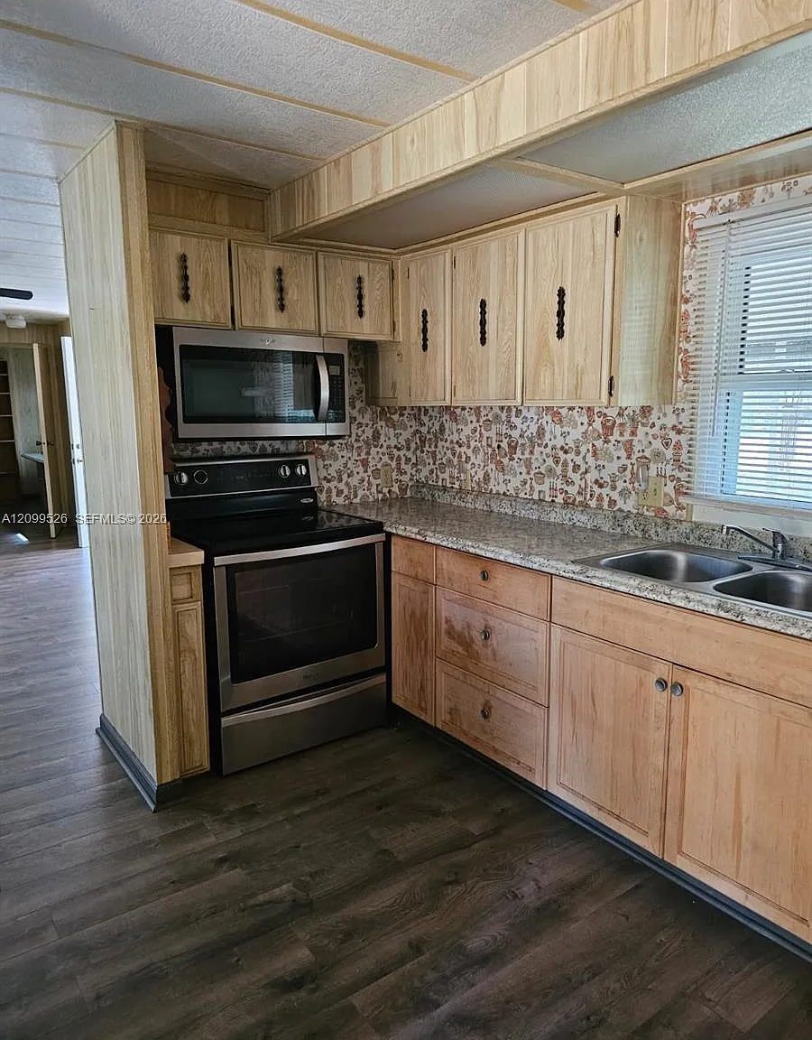 2 bed, 1.5 bath, 840 sqft, $1,500 — Photo 3