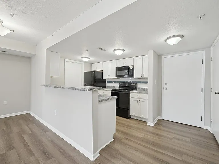 Somerset Place Apartments — Photo 35