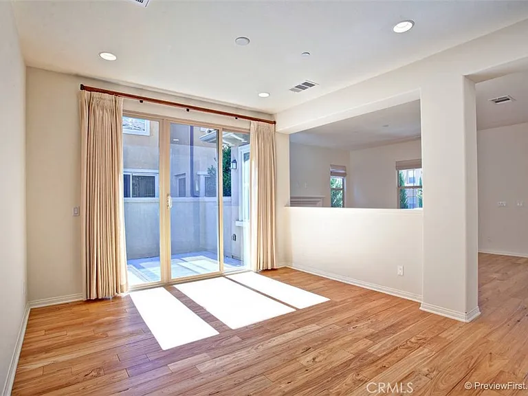 34 Roycroft — Photo 13