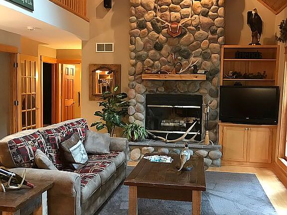 Living room vaulted ceiling 