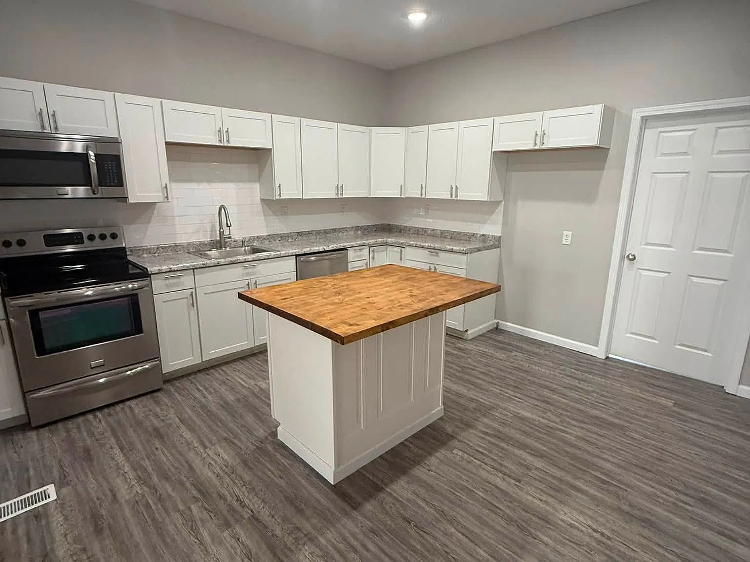 2 bed, 1100 sqft, $1,300 — Photo 2