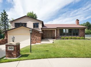 919 Suffield Ter, Northbrook, IL 60062