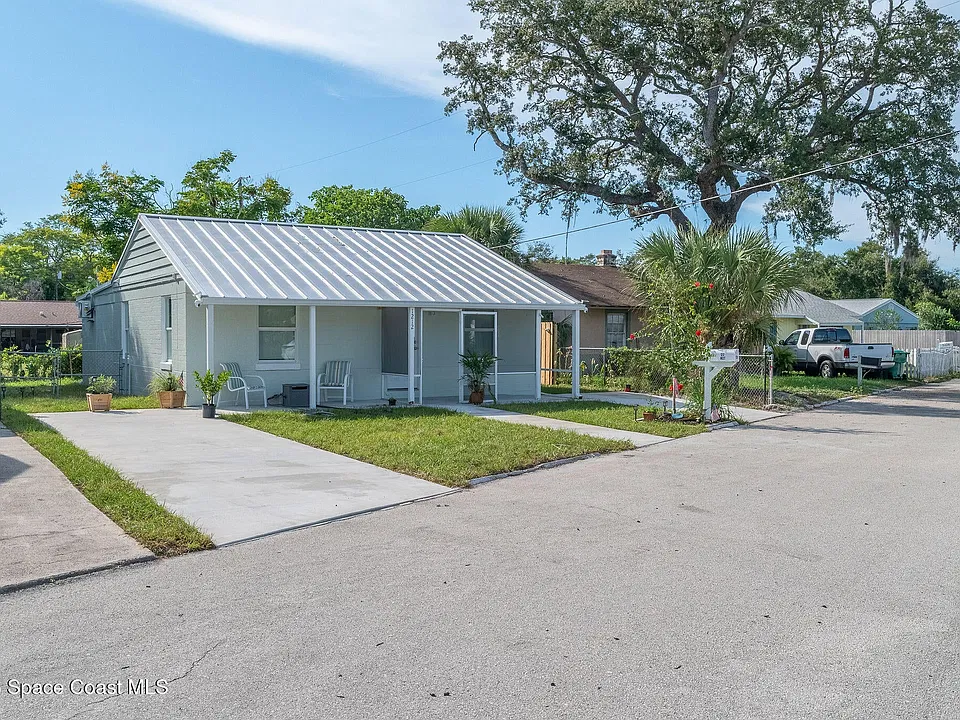 1212 Azalea Ct W