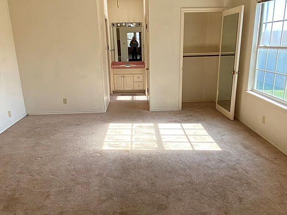 5th image of 806 N Bishop St