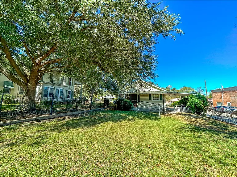 307 W Buck St — Photo 2