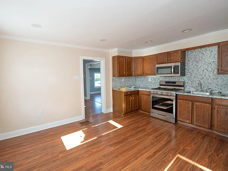 606 Green St — Photo 9