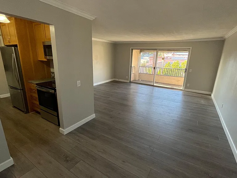 2530 Clairemont Dr #302 — Photo 3