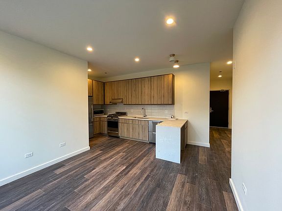 5th image of 1126 W Chicago Ave #406