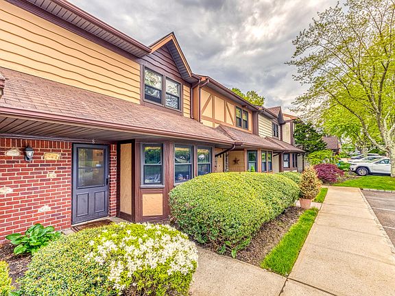 3rd image of 8 Wimbledon Ct