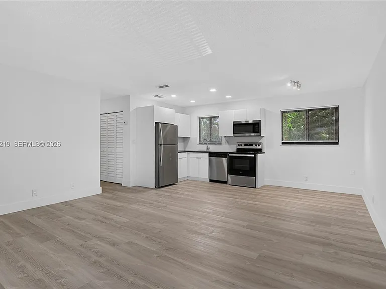 615 NE 26th St #7 — Photo 5