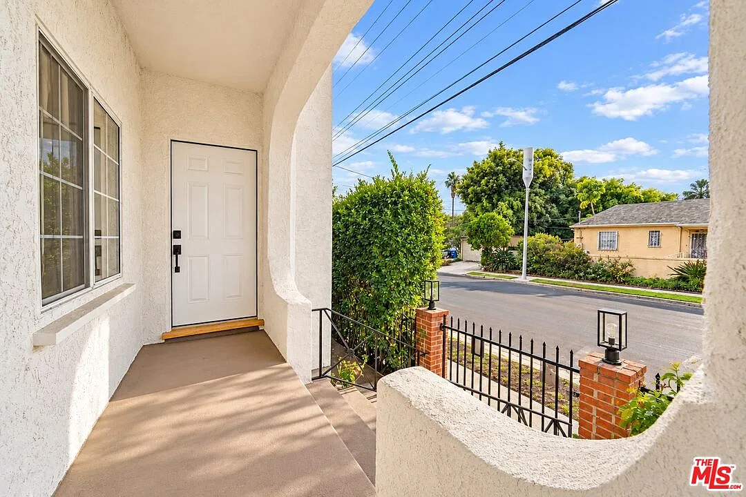 4 bed, 4.0 bath, 2100 sqft, $7,400 — Photo 3