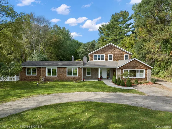 319 Willow Ln, Lake Orion, MI 48362