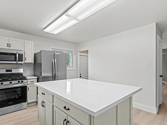 5th image of 228 South St