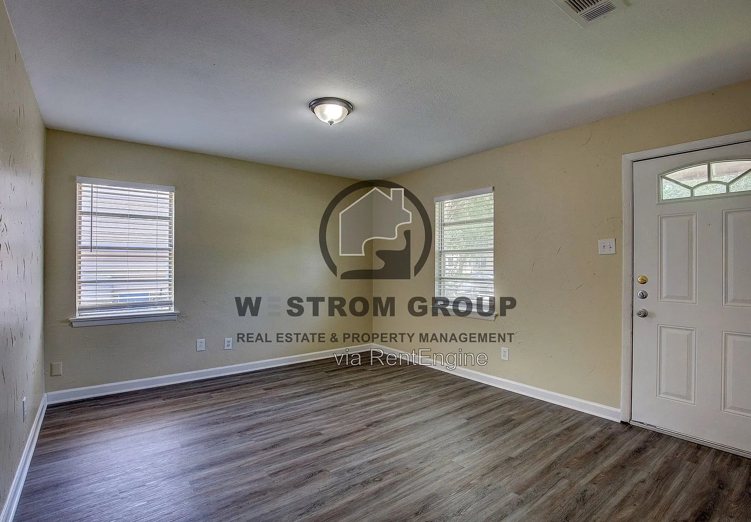 3 bed, 1.0 bath, 910 sqft, $1,845 — Photo 3
