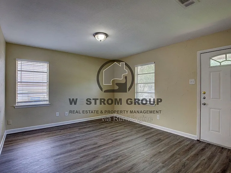 820 Collin Dr — Photo 3