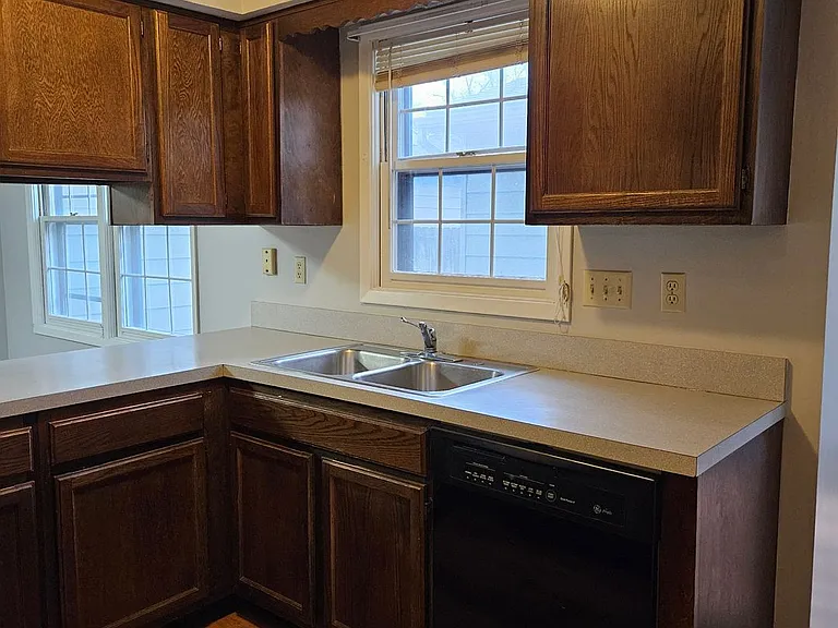 1252 Colonial Dr — Photo 9
