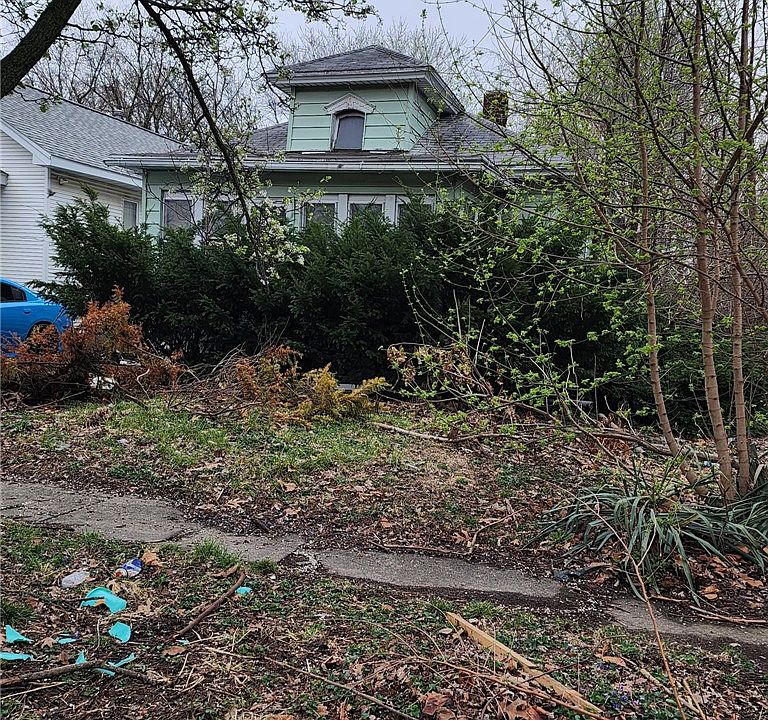 2nd image of 1627 E Johns Ave