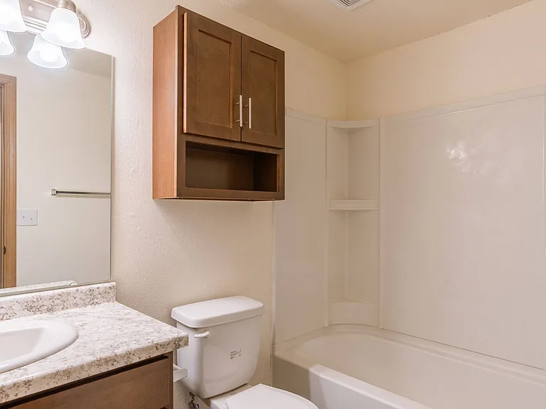 Moorhead, MN South Park Apartments | Bathroom