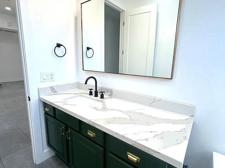 2720 N Sterling — Photo 23