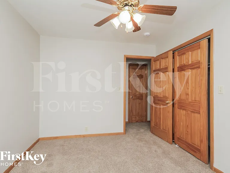 422 Granville Ave — Photo 15