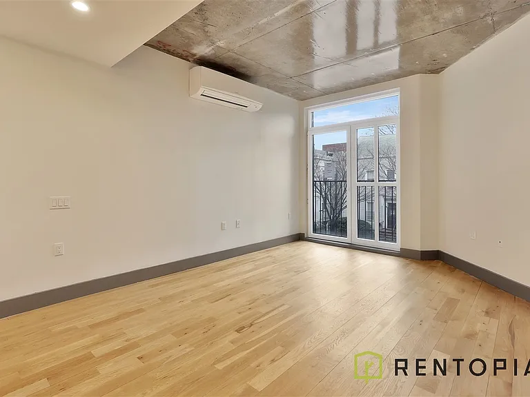 338 Evergreen Ave #232 — Photo 2