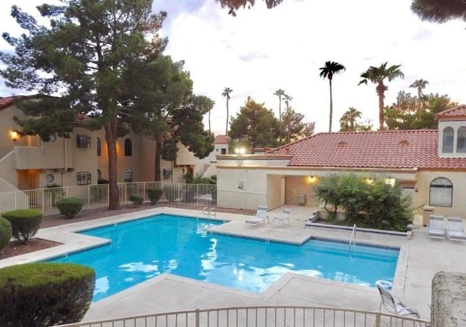 2 Bedroom /2 Bath Condo Unit Located In A Gated Community , W/ Community Pool! — Photo 3