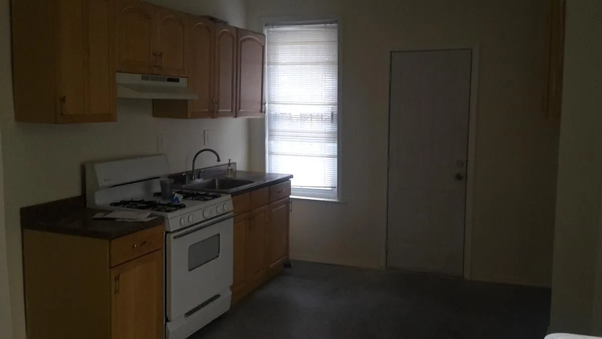 3 bed, 1200 sqft, $1,400 — Photo 3