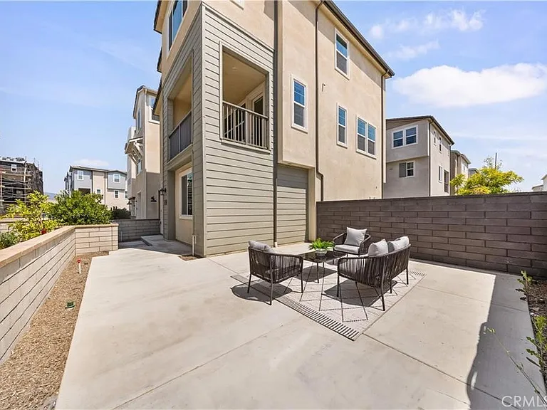 1221 Windmill Ln — Photo 4