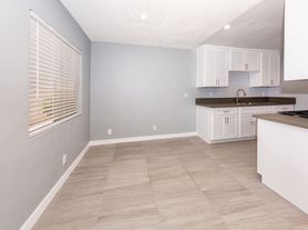 Newly Renovated 1 Bedroom Apartment in Inglewood Parking included.