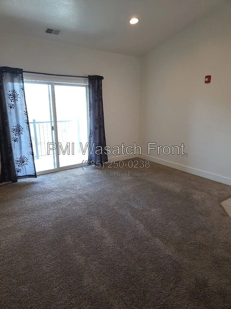 3 bed, 2.0 bath, 1300 sqft, $1,590 — Photo 3