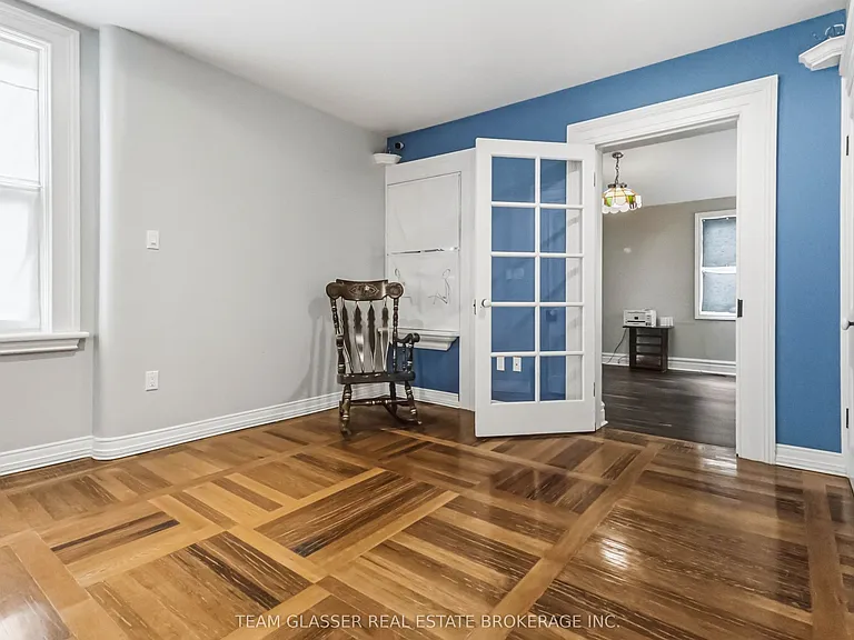 510 Dufferin Ave — Photo 22