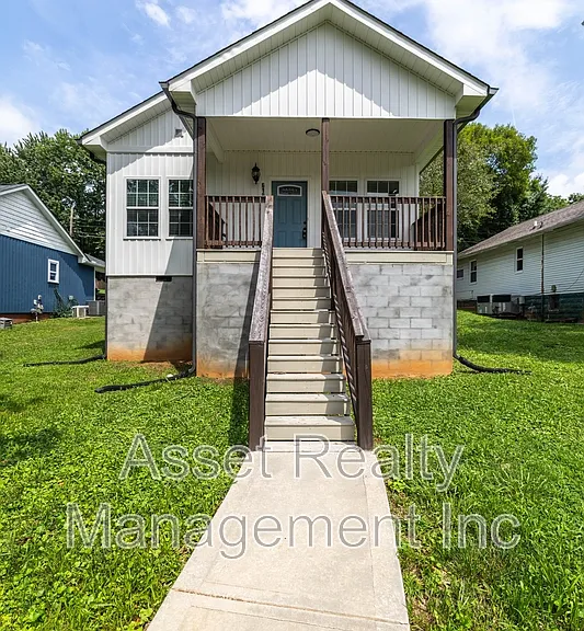 619 Midlake Dr NE — Photo 28