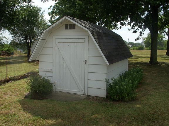 2nd image of 108 Rainbow Dr