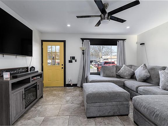 3rd image of 825 N 83rd Ter