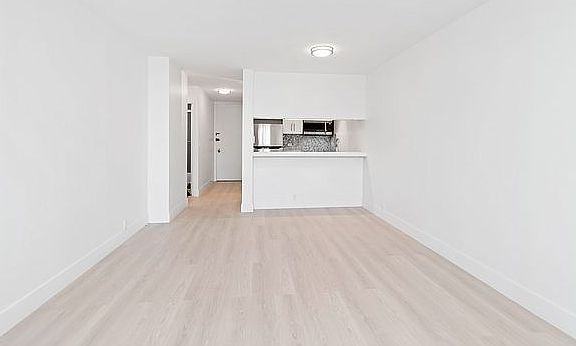 4th image of 415 E 37th St APT 19B