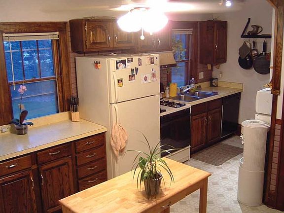 3rd image of 1087 Stryker Ave