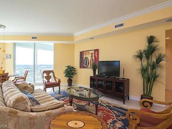 295 Grande Way, Naples, FL