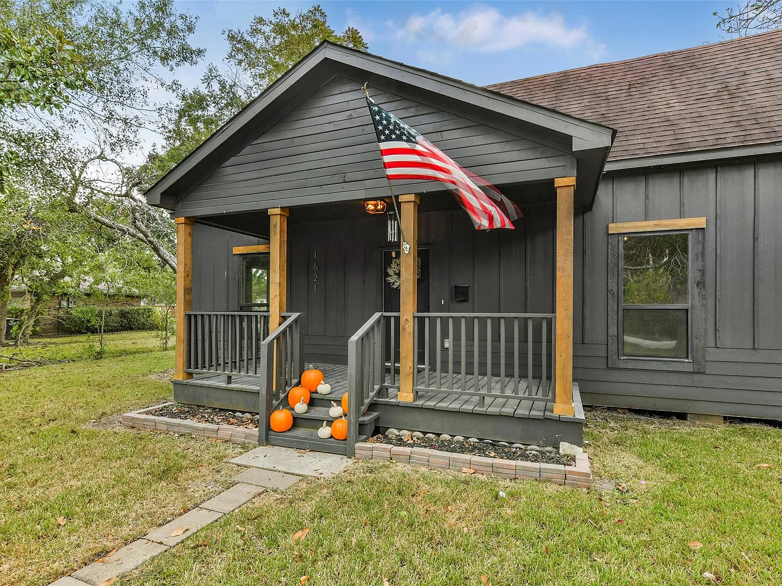 3 bed, 2.0 bath, 1286 sqft, $1,900 — Photo 3