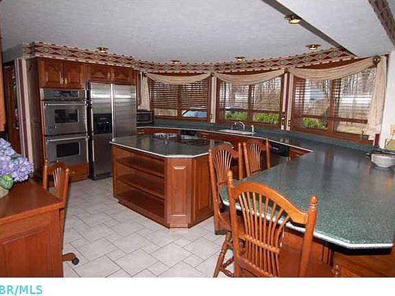 Kitchen/Dinette: 14'x17'