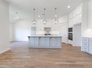 3933 Lynne Ave, Edmond, OK 73012